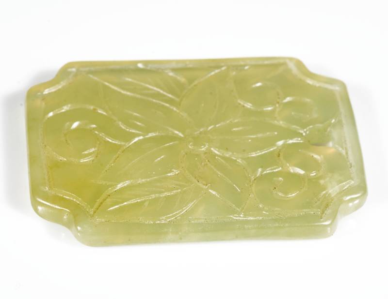 pendente-in-giada-incisa-con-fiore