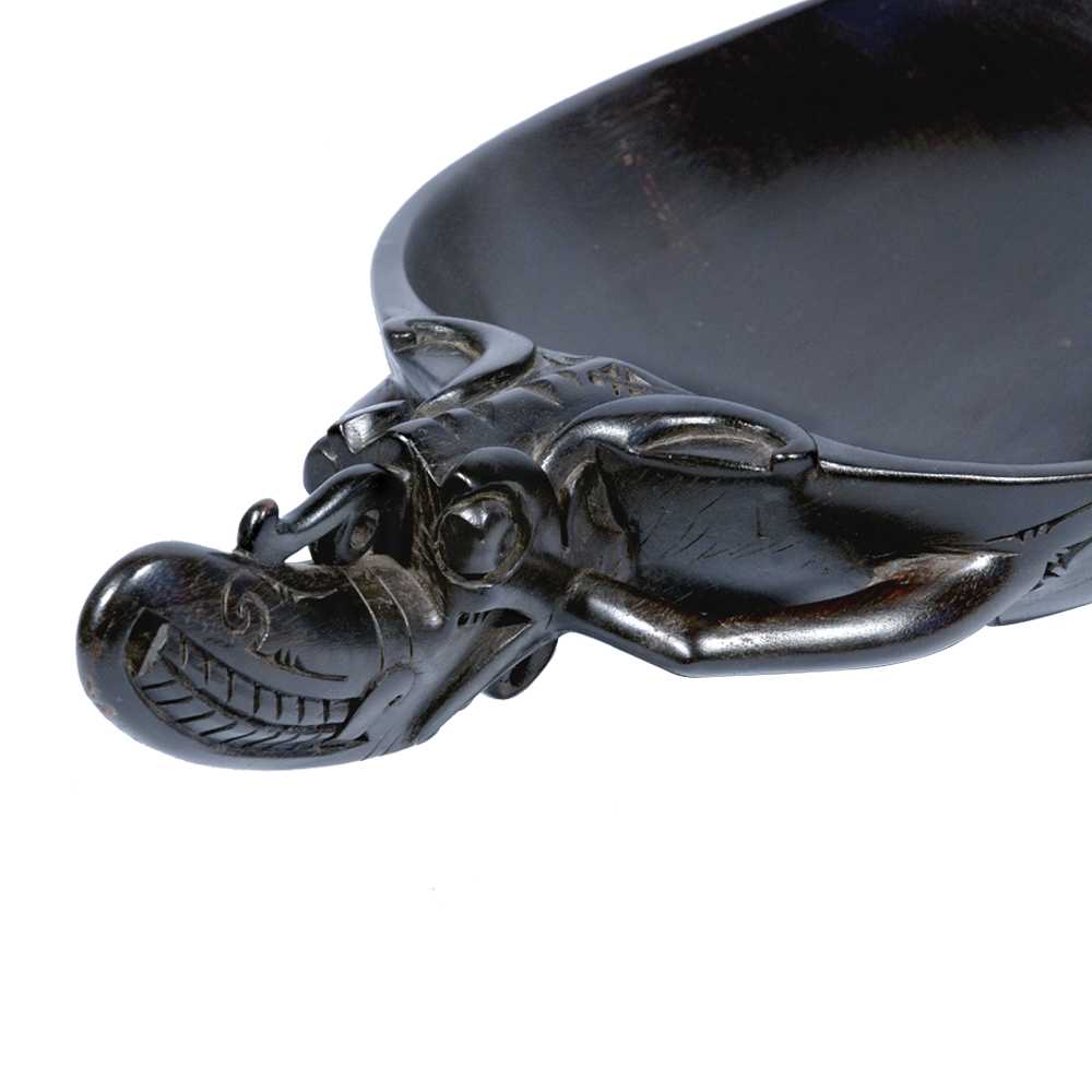 porta-oggetti-toraja-in-legno-del-ferro-decorato