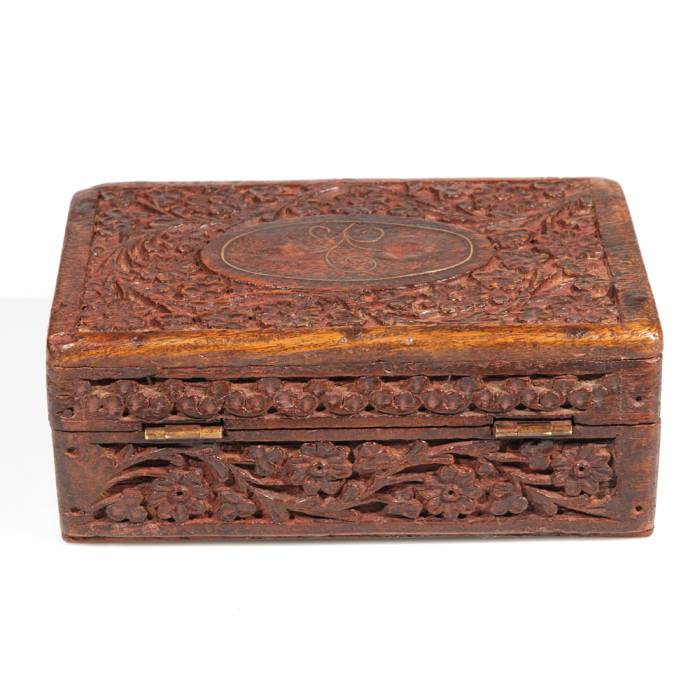 scatola-in-legno-intarsiato-con-motivi-floreali