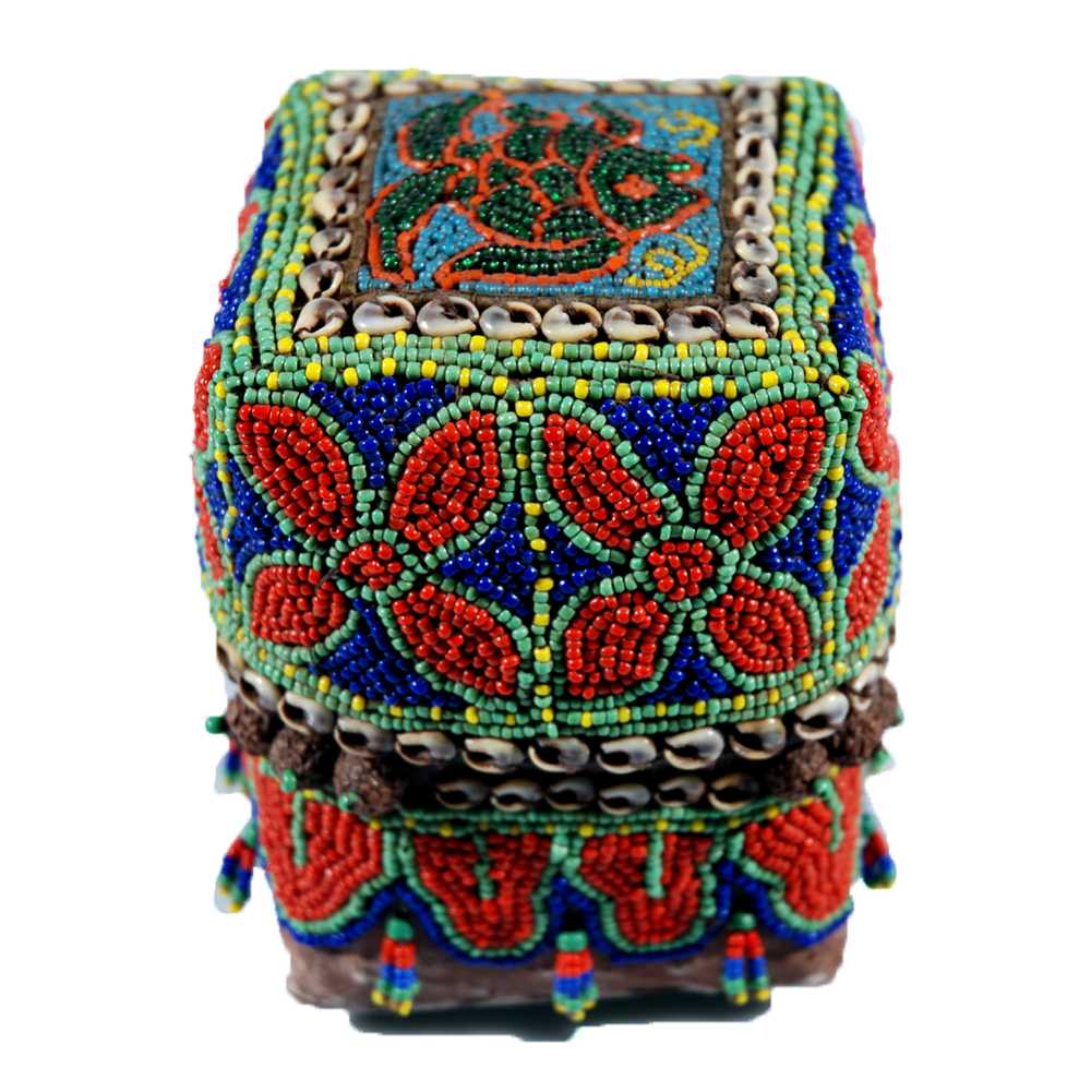 scatola-dayak-in-rattan-con-lavoro-di-perline-pesce-e-fiori