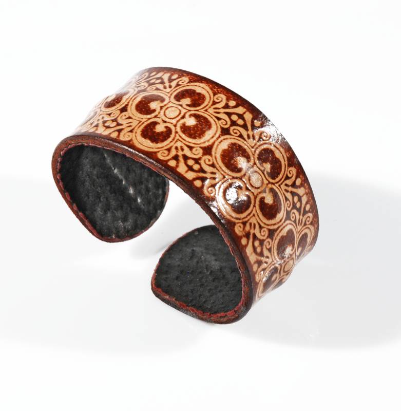 Bracciale in cuoio inciso marrone