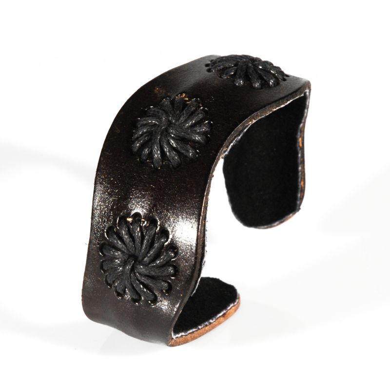 Bracciale in cuoio nero con ricamo