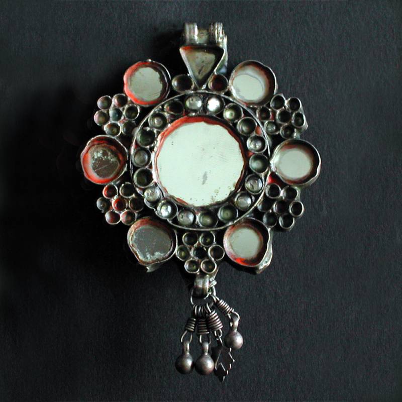 Pendente indiano dell'himachal pradesh in argento ed enamel